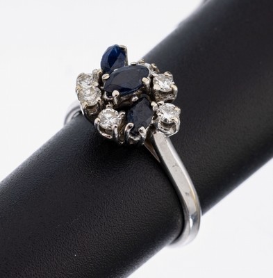 18 kt Gold Saphir-Brillant-Ring, WG 750/000, 3 Saphir-Navettes zus. ca. 0.30 ct, 6 Brillanten zus. ca. 0.28 ct Weiß/si, RW 53, ca. 3.1 g