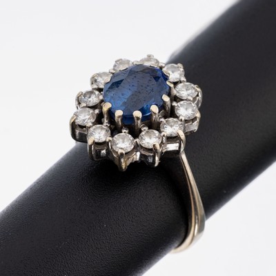 18 kt Gold Saphir-Brillant-Ring, WG 750/000, mittig ovalfacett. Saphirdoublette, umgeben von 12 Brillanten zus. ca. 0.73 ct Weiß/p 1, RW 53, ca. ...