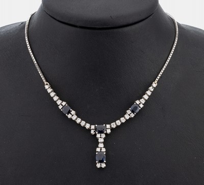 18 kt Gold Saphir-Brillant-Collier, WG 750/000, 4 ovalfacett. Saphire zus. ca. 3.80 ct, 38 Brillanten zus. ca. 1.50 ct Weiß/si, L. ca. 48.5 cm, ...