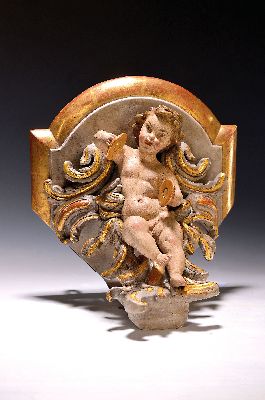 Eckkonsole mit Engel, um 1900, Holz geschnitzt, gefasst und teilvergoldet, vollplastischer Engel und Rocaillen, 30x30 cm