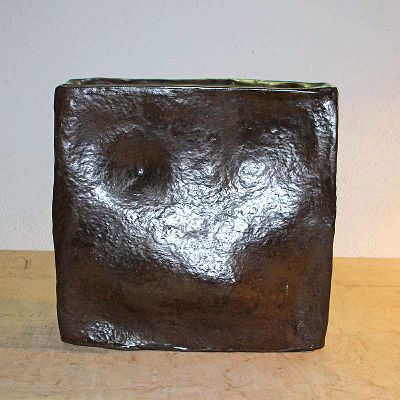 Große Vase bzw. skulpturales Objekt, wohl Ernst Stauber (1921-2023), Keramik, braun glasiert, rechteckiger Korpus mit organischen Ein- und ...