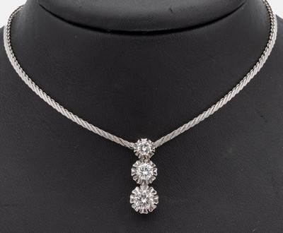 14 kt Gold Brillant-Collier, WG 585/000, bes. mit 3 Brillanten im Verlauf, 1 x 0.75 ct,1 x 0.50 ct, 1 x 0.25 ct, total 1.50 ct Weiß/vvs, (lt. ...