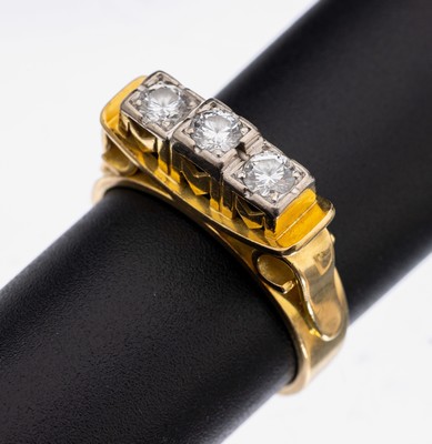 18 kt Gold Brillant-Ring, GG/WG 750/000, 3 in WG gefasste Brillanten zus. ca. 0.45 ct feines Weiß/si, mit M-förmiger Unterkaderung, bogenf. ...