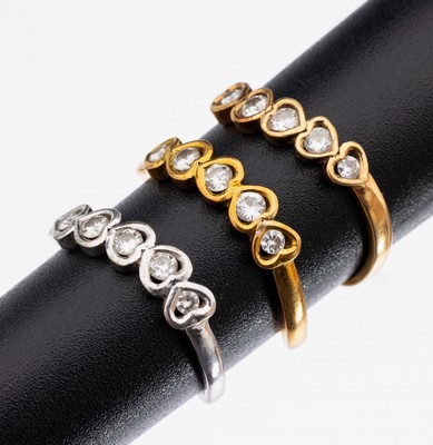 18 kt Gold Brillant-Ringtrio, GG/WG 750/000, gewellte Form, herzförm. Fassungen mit 15 Brillanten zus. ca. 0.75 ct Weiß/si, RW2x 50, 1x 52, ca. ...