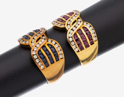Konvolut 2 18 kt Gold Saphir-Rubin-Diamant- Ringe, GG 750/000, 1 x 24 facett. Saphir-Carrees zus. ca. 0.85 ct, 32 Diamanten zus. ca. 0.28 ct, RW 52, ...