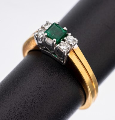 18 kt Gold Smaragd-Brillant-Ring, GG/WG 750/000, facett. Smaragd ca. 0.12 ct, Brillanten zus. ca. 0.08 ct Weiß/si, RW 50, ca. 5.8 g
