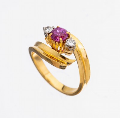 18 kt Gold Rubin-Brillant-Ring, GG 750/000,rundfacett. Rubin ca. 0.50 ct, 2 Brillanten zus. ca. 0.14 ct Weiß/si, RW 51, ca. 6.8 g