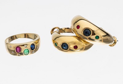 14 kt Gold Farbstein-Diamant-Schmuckset, GG585/000, best. aus: Paar Ohrcreolen mit 2 rundfacett. Saphir-, Rubin- und Smaragdsynth.,D. ca. 2 cm, dazu ...