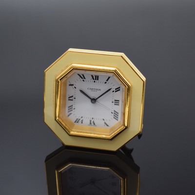 CARTIER Paris Tischwecker Referenz 7507, Schweiz um 1980, Handaufzug, verg. Messinggeh. z. T. lackiert, weißes Zifferbl. m. röm. Zahlen, Ankerwerk, ...