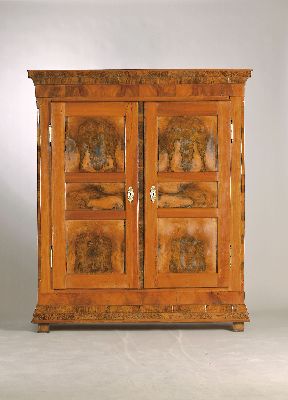 Biedermeierschrank, Bodensee, um 1830-50, Kirschbaum massiv, 12 Kassetten, Frontkassetten mit dekorativem Wurzelfurnier, seitliche Füllungen massiv ...