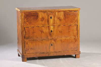 Biedermeierkommode, um 1820/30, Nußbaumfurnier, 3 Schubladen, ca. 84x102x55 cm, EZ 2-3