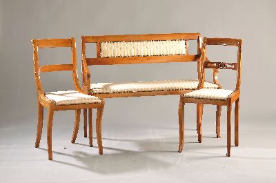 4-tlg. Sitzgarnitur, Biedermeier, 1.Hälfte 19.Jh., Kirschbaum, Sitzbank 86x115x46 cm, Sh. 46 cm; 3 Stühle 86x41x40 cm, SH 46 cm, beigefarben ...