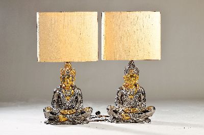 Paar Skulpturenlampen mit Buddhas, Italien, 1970er-Jahre, Keramikkorpus, glänzend silber- und goldfarben lackiert, Buddhas im Meditationssitz, je ...