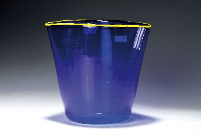 Ziervase / Cachepot, Mussolini o.ä., Murano, datiert 2013, blau getöntes Glas, gelber Mündungsrand, am Boden signiert und datiert, H.22cm, D. 20 cm