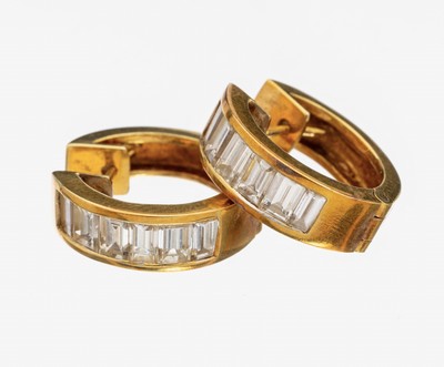 Paar 18 kt Gold Diamant-Ohrcreolen, GG 750/000, 12 Diamantbaguettes zus. ca. 2.00 ct Weiß/si, ca. 1 cm, ca. 6.6 g