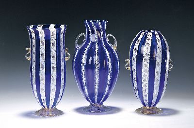 3 Zanfirico-Vasen in blau-weiß, Fratelli Toso, Murano, 1960-70, farbloses Glas, gedrehte weiße und blaue eingeschmolzene Glasstäbe, ...