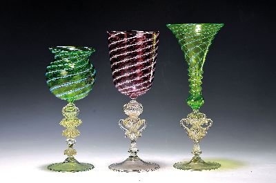 3 Zanfirico-Pokalgläser, Fratelli Toso, Murano, 1960er, farbloses Glas, unterschiedlich farbige Fadeneinschmelzungen, plastisch gestaltet Nodi, ...