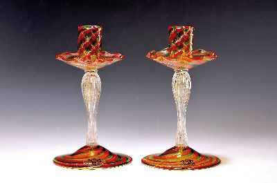Paar Glasleuchter, Fratelli Toso, Murano, 1960-70, farbloses Glas, rot-grüne Fadeneinschmlezungen, H. 18 cm