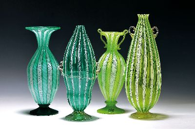 4 Zanfirico-Vasen in grünem Kolorit, Fratelli Toso, Murano, 1960-70, farbloses Glas, weiße gedrehte und grün-türkisfarbene Fadeneinschmelzungen, ...