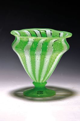 Vase bzw. Fußschale, Fratelli Toso, Murano, 1960-70,, farbloses Glas, weiße und hellgrüne vielfach gedrehte Fadeneinschmelzungen in vertikalem ...