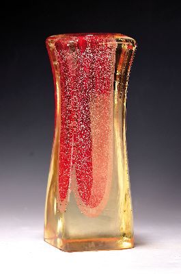 Studioglas-Vase, Jan Paliczek, farbloses Glas, rote Einschmelzungen, H. 24 cm, min. am Stand best.