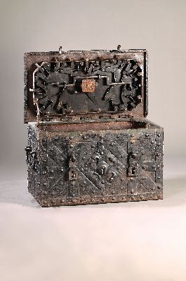 Große Eisenkassette/Eisentruhe, Barock, um 1720, Eisen geschmiedet, gebändert und genietet, großes Schloß im Innendeckel mit 13 Zügen, orig. ...
