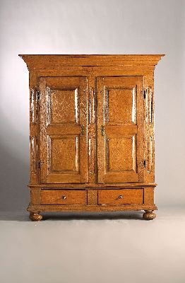 Dielenschrank, norddeutsch, um 1820-30, helle Eiche massiv, kassettiert und profiliert, ca. 193x169x65cm, mit Alters- und Gebr.-sp., mit Schlüssel, ...