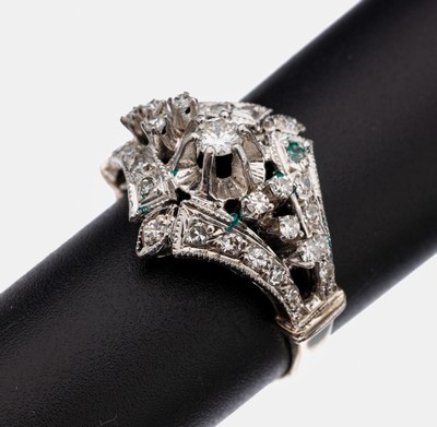 14 kt Gold Diamant-Ring, WG 585/000, mittigblütenförm. Element, 1 Brillant ca. 0.15 ct Weiß/si und 8/8-Diamanten zus. ca. 0.30 ct Weiß/p1, RW ...