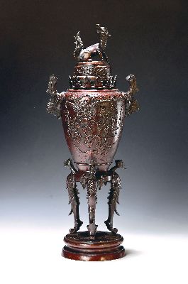 Koro, Japan, um 1900, Bronze, drei Füße in Form von Kranichen, Wandung reliefiert mit Blumen- und Vogeldekor, H. ca. 45cm