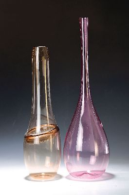 2 große Vasen, Entw. Paolo Crepax (geb. 1960),Murano, Vase Solifiore, zart violettes Glas,H. 54 cm; Vase Incalmo, rauchgelbes Glas, H. 45 cm