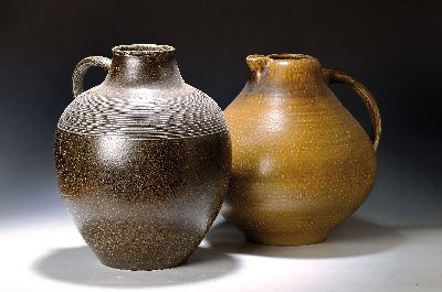 2 große Henkelkrüge, Elfriede Balzar-Kopp (1904-1983) und Wim Mühlendyck (1905-1986), Steingut, braun bzw. ockerfarben glasiert, je am Boden ...