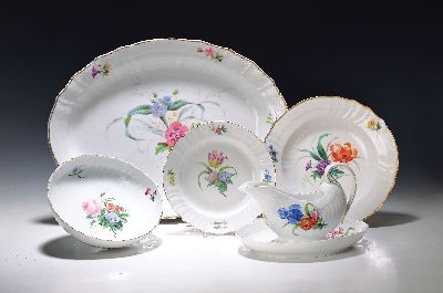 Speiseservice Neubrandenstein, Royal Copenhagen, 1870-1890, Porzellan, Goldrand, handbemalt mit Streublumen, 15 Speiseteller D.25 cm, 9 Suppenteller ...