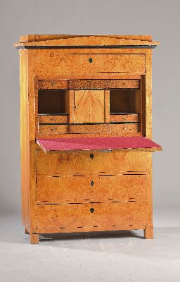 Standsekretär, Biedermeier, um 1830, Rüsterfurnier, z.T. Wurzelfurnier, angedeutetes Giebeldach, 4 Schubladen, hinter Schrägklappe ...