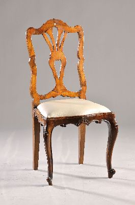 Barockstuhl, Dresden, 18.Jh., Nußbaum massiv, z.T. Nußbaumfurnier, Sitz mit Lederbezug, Rückenlehne mit Durchbrucharbeit, H. ca. 100 cm, Sh. ca. ...