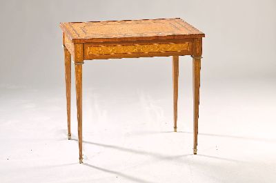 Zierliches Beistelltischchen, Paris, gestempelt "PF MIZET", 19.Jh., elegantes mit verschiedenen, z.T. gefärbten Edelhölzern ...