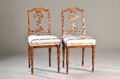 Paar Stühle, Dresden, klassizistisch, um 1770 , Nußbaum massiv, Sitz gepolstert und bezogen, Ein Stuhl l. fleckig, auf kannelierten Füßen, ...