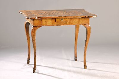 Spieltisch, Bamberg, um 1750/60, Nußbaumfurnier z.T. massiv, Tischplatte mit Würfelintarsien aus diversen Edelhölzern, Würfelmarketerie mit ...