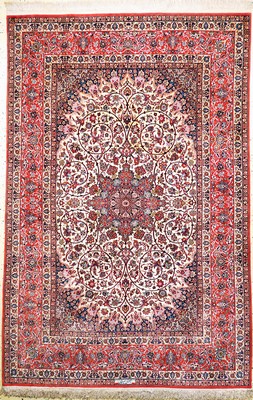 Esfahan fein"Seidengrund", Persien, Ende 20.Jhd, Korkwolle mit und auf Seide, ca. 295 x195 cm, Signatur wohl nicht Original, EHZ: 2 ...