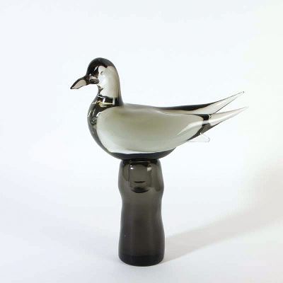Glasskulptur Möwe, Alfredo Barbini, Murano, um 1965, grau-grün getöntes Glas, sitzende Möwe auf Pfeiler, 2-tlg., am Sockel signiert, H. 36 cm