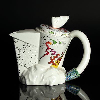 Ausgefallene Kaffeekanne, Sandro Dobany, 1994, Porzellan, abstrakt farbig staffiert, ausgefallene, asymmetrische Form, am Boden bezeichnet, H. 17 cm