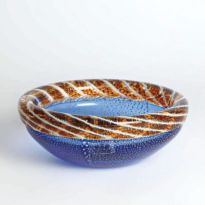 Glasschale, Fratelli Toso, Murano, 1960-70, farbloses Glas, blauer Überfang mit Silberfolie, aufgeschmolzene Randwulst mit Spiralmuster, D. 20 cm