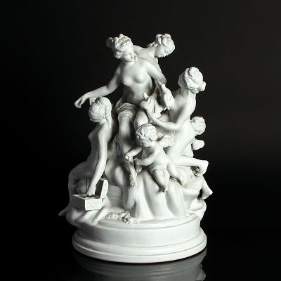 Figurengruppe nach Louis Boizot, Spanien, Biskuitporzellan, Toilette der Venus, Bodenmarke, H. 35, bestoßen, beschmutzt