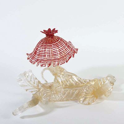 Glasobjekt Pilz, Arte Vetraria Muranese (AVEM), Murano, farbloses Glas mit Blattgoldeinschmelzungen, rote Fadeneinschmelzungen, liegender Ast mit ...