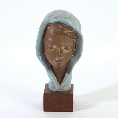 Keramikbüste, Paul Serste (1910-2000), junge Frau mit Tuch, unglasiertes Gesicht, verso signiert und bez. Belgium, auf Holzsockel, H. 30 cm