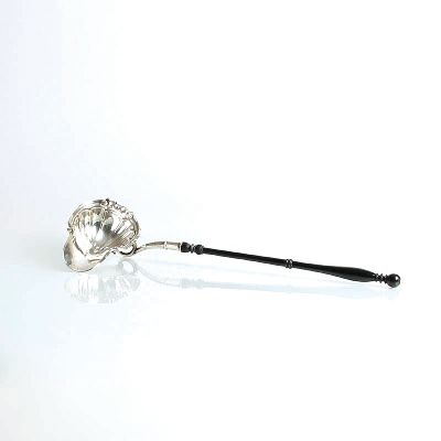 Soßenkelle aus Silber, um 1800, ungemarkt, Kelle in Muschelform, klassizistischer Duktus, geschwärzter Holzgriff, L. 38 cm