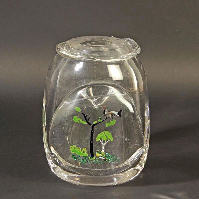 Studioglas-Objekt, 20.Jh., farbloses Glas, Aufschmelzungen, Malerei mit frühlingshaftem Motiv, H. 20 cm
