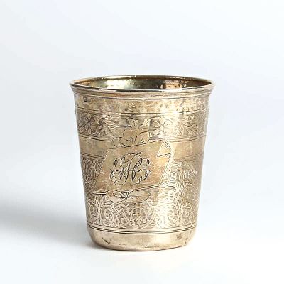 Taufbecher aus Silber, deutsch, 18.Jh., Silber, ziselierter Ornamentdekor, Monogramm, Punzen unleserlich, ca. 40,7g, H. 7,5 cm, verbeult