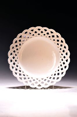Großer Dessertteller, Frankenthal, um 1782, weiß, geflochtener Rand, CT-Marke, eingeritzte Bossierermarke HI= Ignaz Hinel, D. 23.5 cm