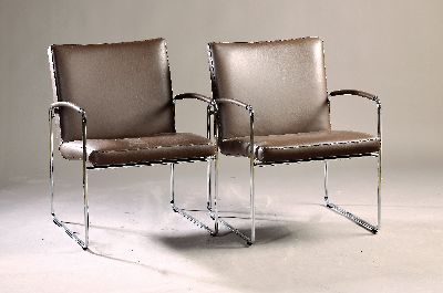 Paar Freischwinger, wohl Leolux, verchromtes Stahlrohrgestell, braune Lederbezüge, ca. 77x60x56 cm, EZ 2