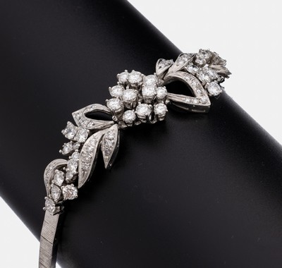 18 kt Gold Brillant-Armband, WG 750/000, florales Mittelteil bes. mit 64 Brillanten zus. ca. 4.0 ct feines Weiß/vs-si, sat. Band in Backsteinoptik, ...